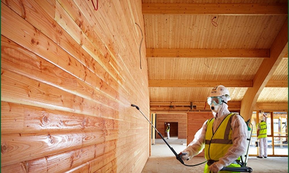 Aplicación de pinturas para madera