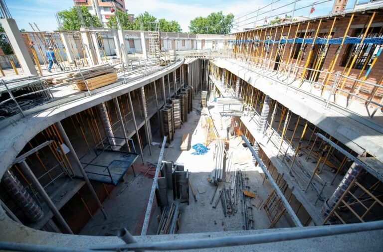 Trabajos en el interior del edificio puerta barqueta de Sevilla